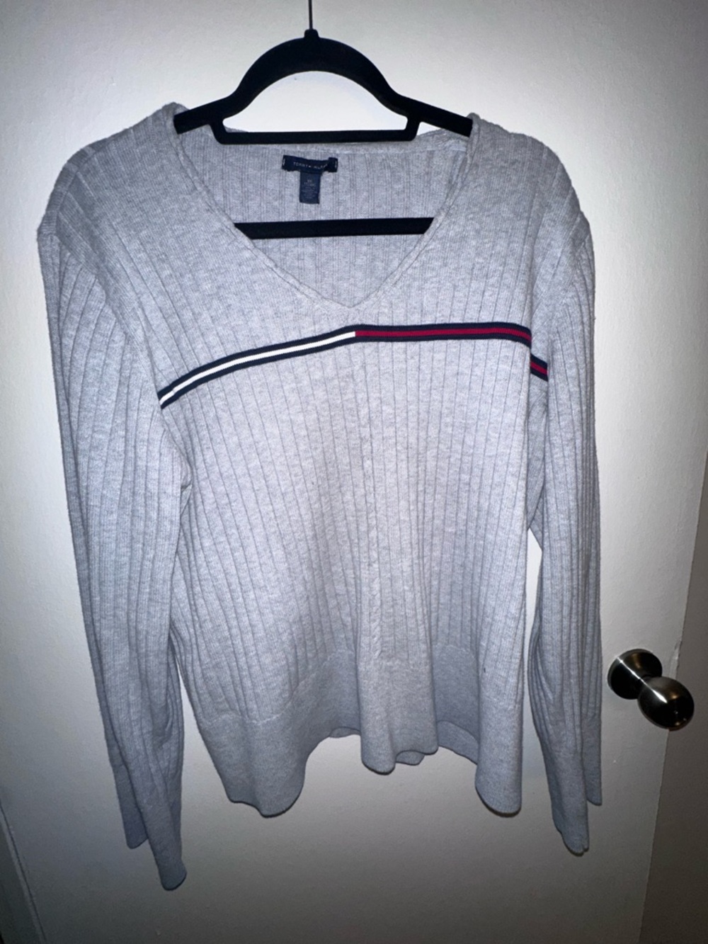 90’s/Y2K Tommy Hilfiger Light Gray Ribbed V-Neck Sweater with Stripe Detail